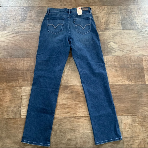 New Levi’s straight slimming jeans - Picture 3 of 9